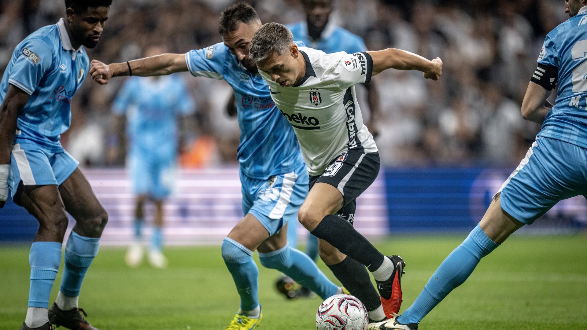 Beşiktaş'ta Savunma Devrimi: Giovanni van Bronckhorst'un Yeni Oyun Felsefesi