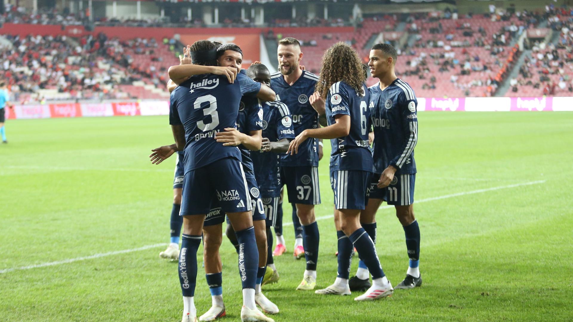 Fenerbahçe-Eyüpspor Analizi: Kadıköy'de Taktik Savaş ve Beklentiler