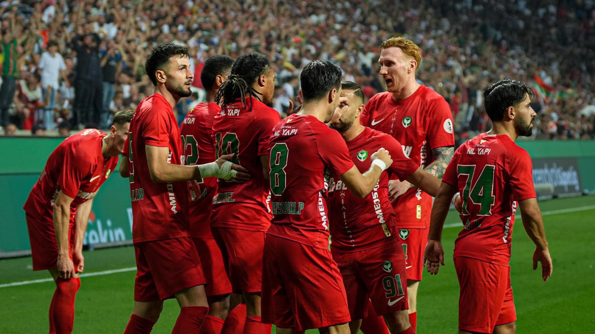 Amed SK fırtınası: Başakşehir'i 5-0 yenerek Süper Lig'i sarstı