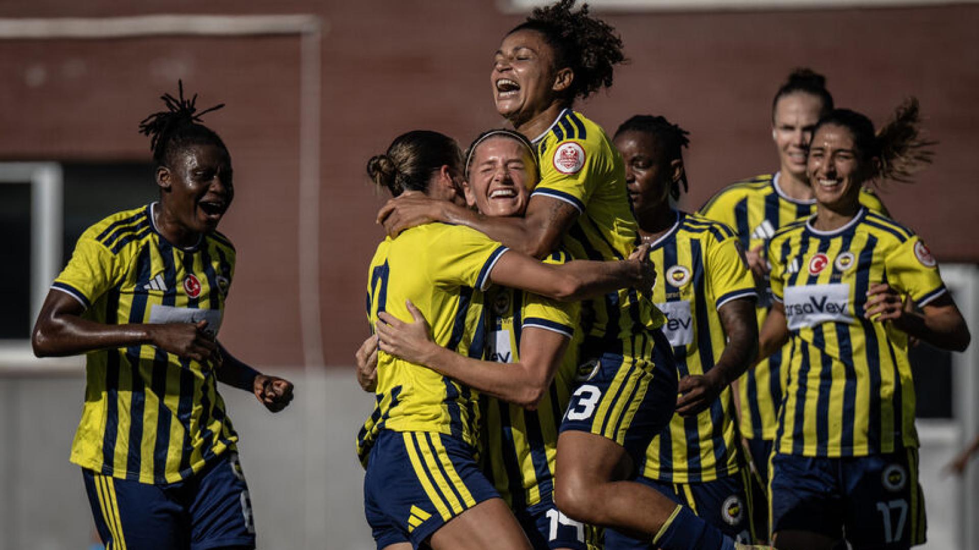 Fenerbahçe ArsaVev Beşiktaş'ı 3-0 Yendi: Kadın Futbolunda Derbi Analizi