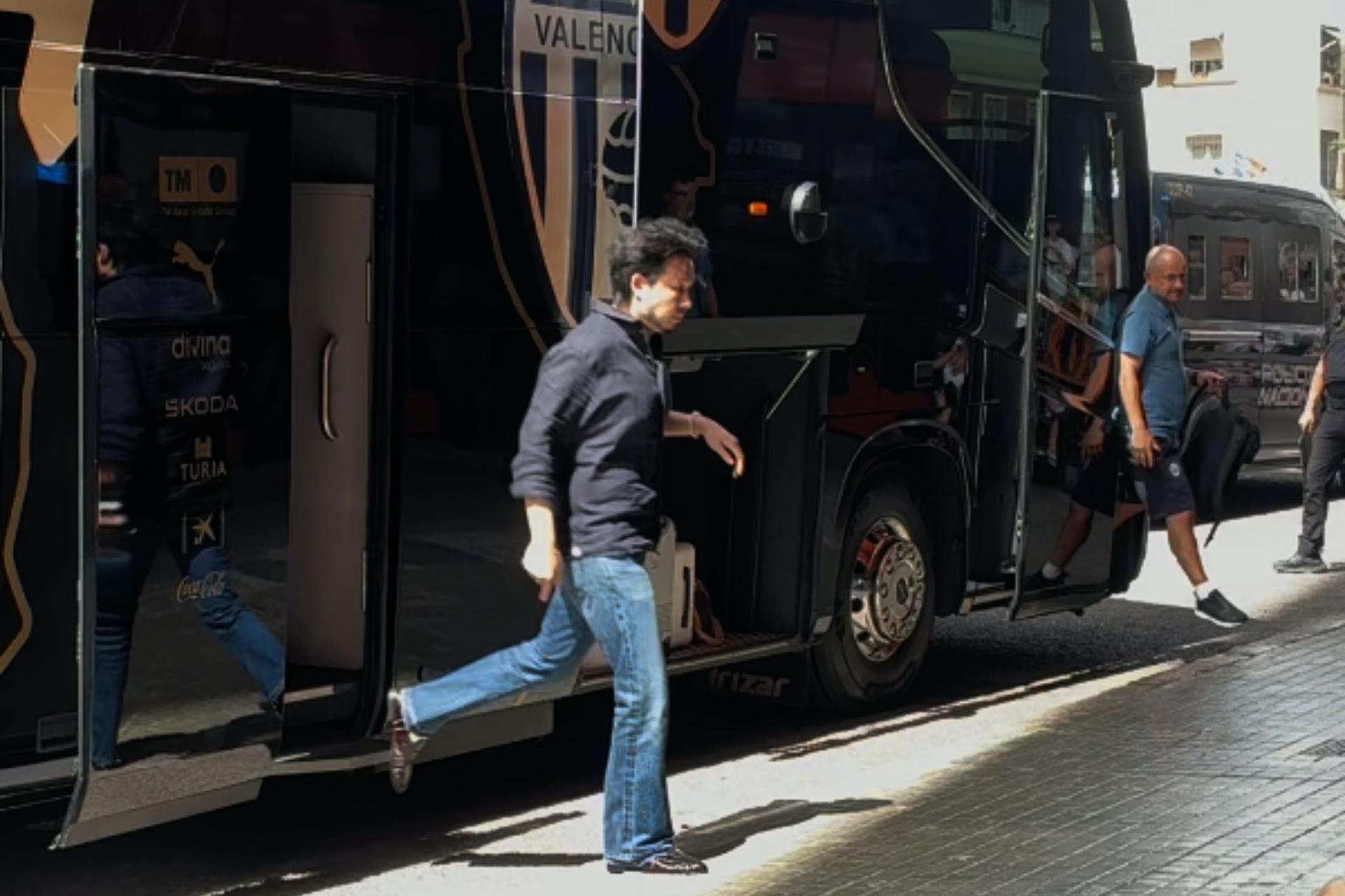 Son Dakika: Kiat Lim llega a Mestalla camuflado entre la exp...