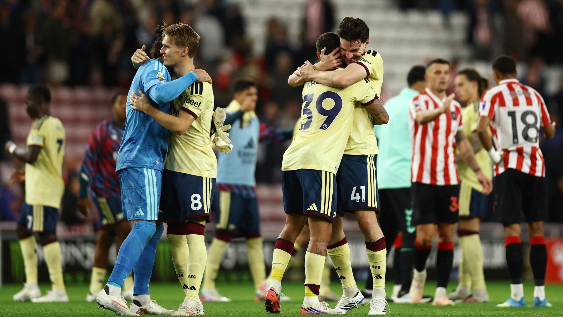 Arsenal, Sunderland Deplasmanında 2-0 ile 4'te 4 Yaptı: Liderlik Sürüyor