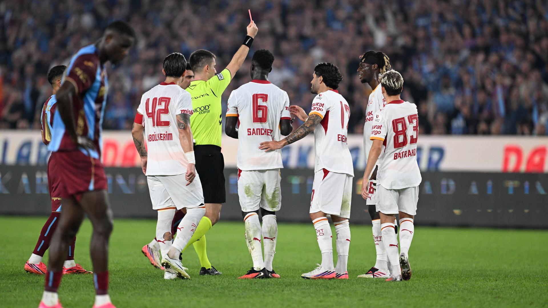 Galatasaray'da Trabzon Depremi: 4-0'lık Yenilgi ve Çözülen Oyun Kimyası
