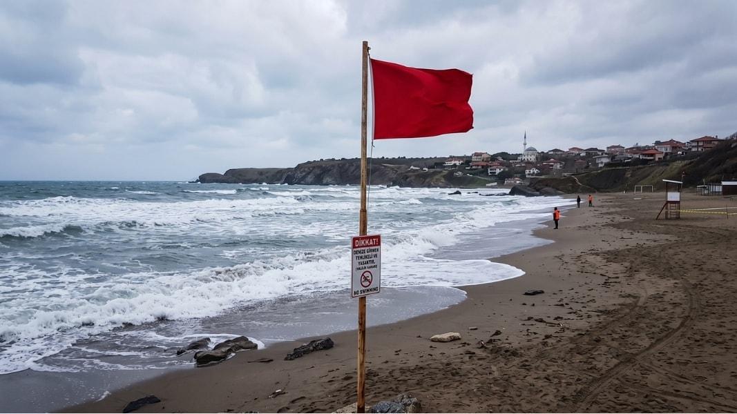 İstanbul Sahillerinde Kırmızı Bayrak Şoku: İki İlçede Yasak!
