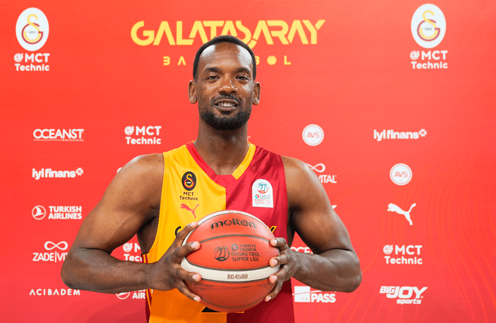 Galatasaray'da Yıldızların Mutluluğu: Okan Buruk'un Yeni Kadro Mühendisliği