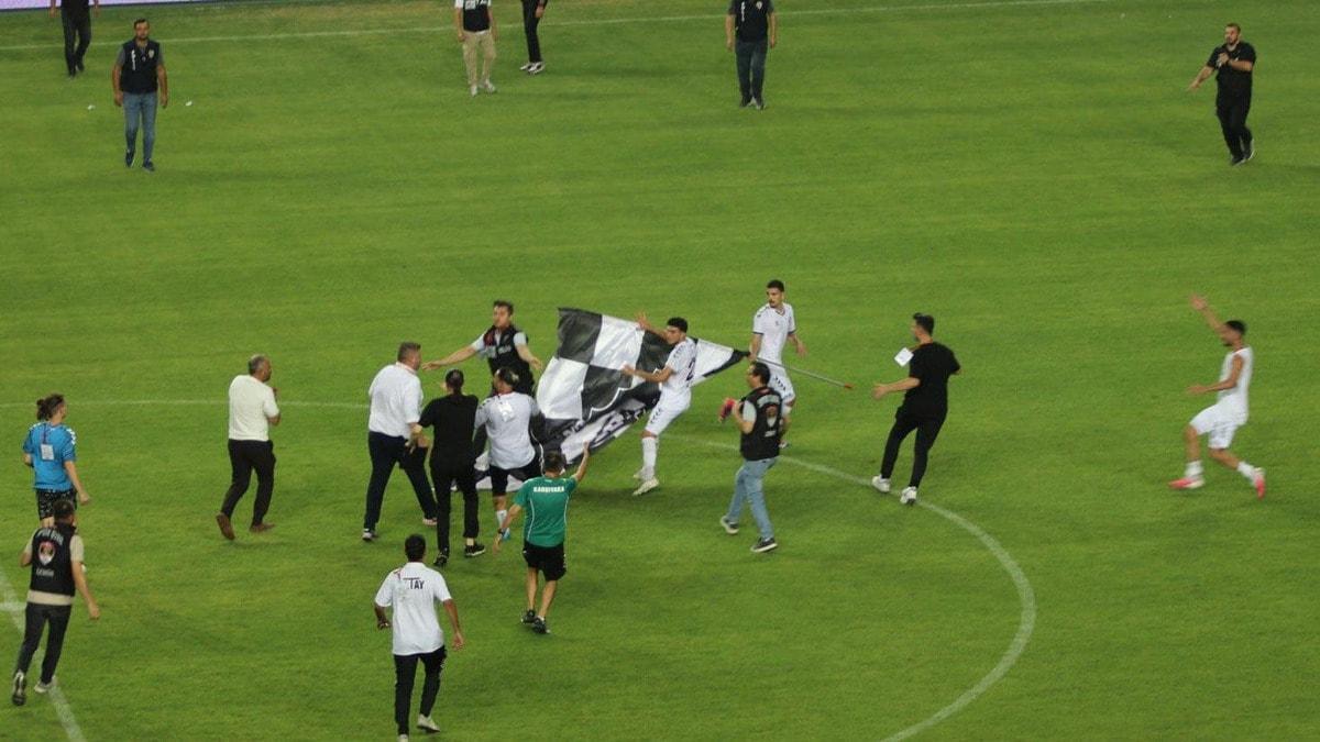 Süper Lig Derbisinde Tarihi Gerilim: Saha Ortasında Bayrak Krizi
